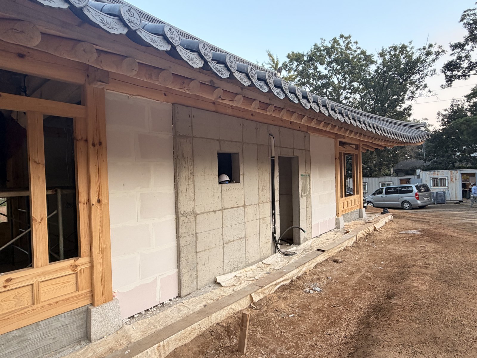 강화 연등국제선원 한옥 목구조 사이 ALC블록 채움벽 시공 전경