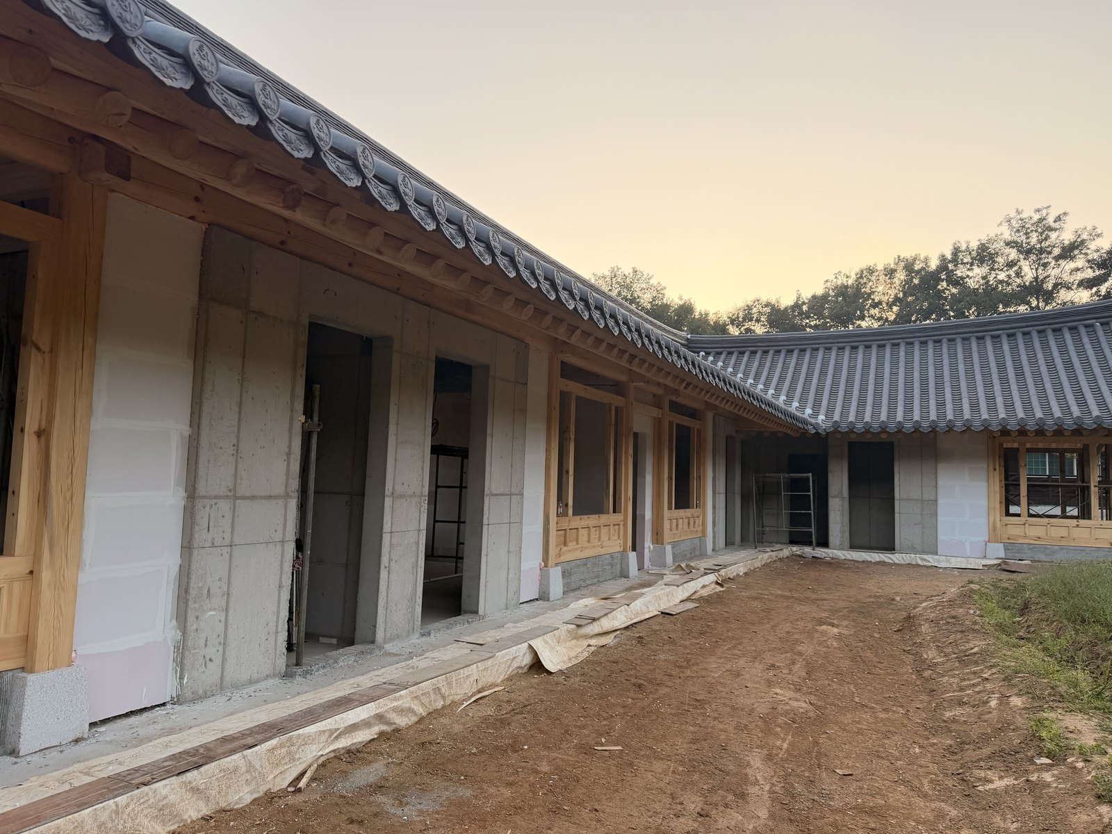 강화 연등국제선원 회랑 구간 ALC블록 벽체 시공 모습